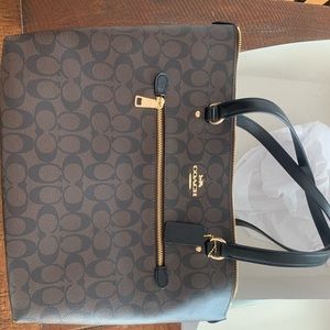 New with tags Coach leather shoulder bag. Perfect condition never used.